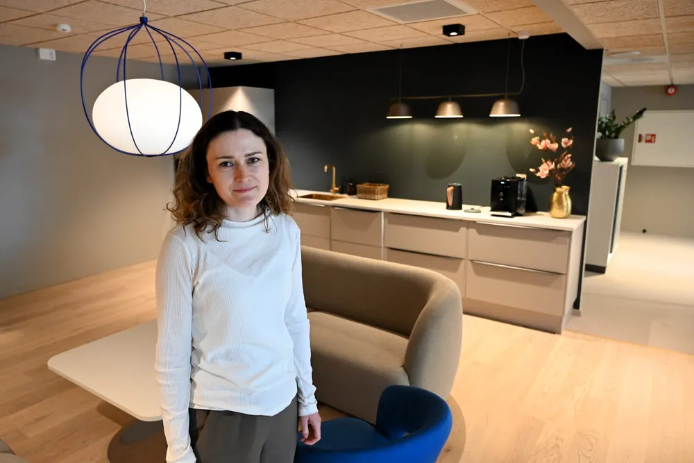 Eirin Kongestøl Espeland er rådgiver i Sør-Norges Fiskarlag. Laget har moderne kontorlokaler nær Bryggen i Bergen.