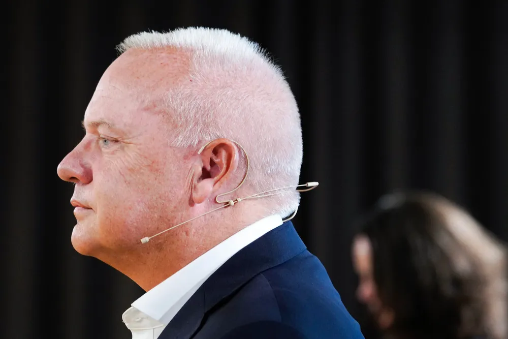 Anders Opedal retter en advarende pekefinger mot politikerne på Stortinget.