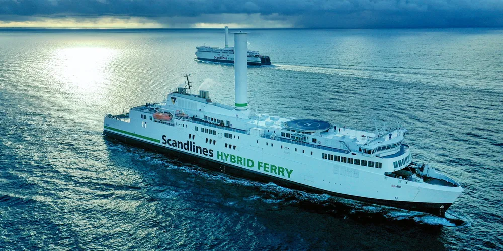 The Scandlines ferries Berlin and Copenhagen pass each other on the Gedser-Rodby route. The two ferries already have marine batteries and Flettner rotors installed and could have their MaK Caterpillar main engines retrofitted to be able to run off methanol in 2027.