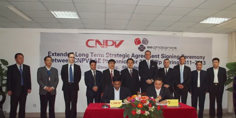 Contract signing between CNPV and AE Photonics officials