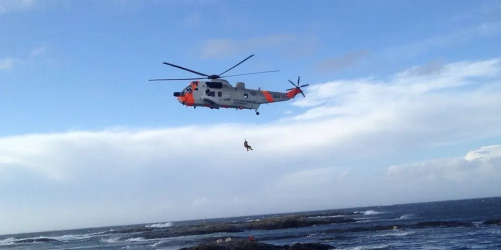 De tre personene ble plukket opp av redningshelikopter. Foto: RS «Erik Bye»/Redningsselskapet