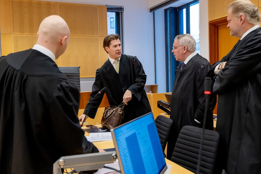 Advokat Christian Flemmen Johansen forsvarte Terje Hvidsten (nummer to fra venstre) Advokatene Per Sjong Larsen (briller) og Thomas Klevenberg (til høyre) har representert medtiltalte Dag Hætta Eriksen.