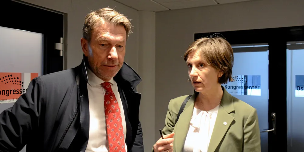 Energiminister Terje Aasland og forbrukerminister Kjersti Toppe vil ha strengere krav til strømavtaler, men EU/EØS-regler kan sette en stopper for de fleste av planene.
