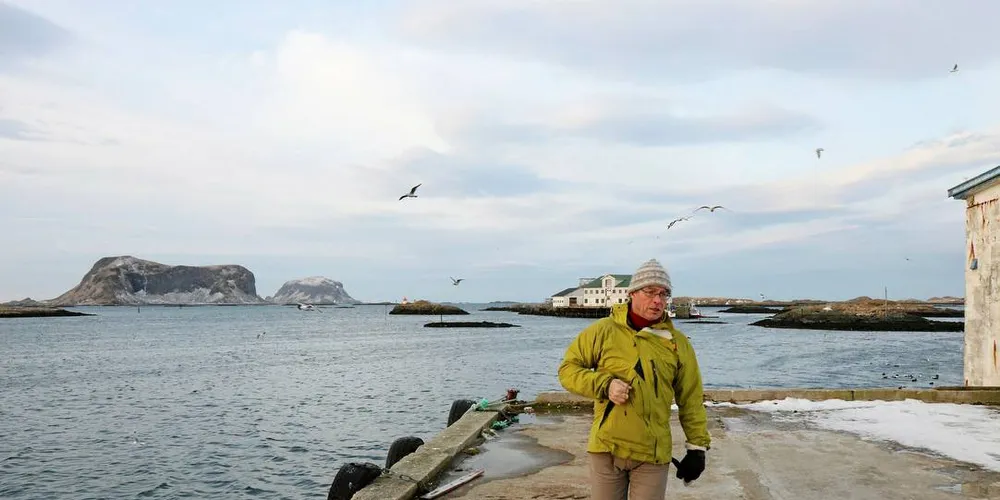 Miljøpartiet de Grønnes leder Rasmus Hansson på Røst i Lofoten.Foto: Jørn Mikael Hagen
