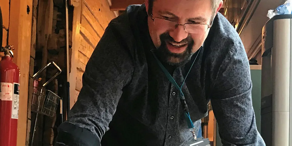 Seniorrådgiver Dagfinn Lilleng i Fiskeridirektoratet har modeller av trål og annen redskap som han bruker i undervisning for Kystvakten.