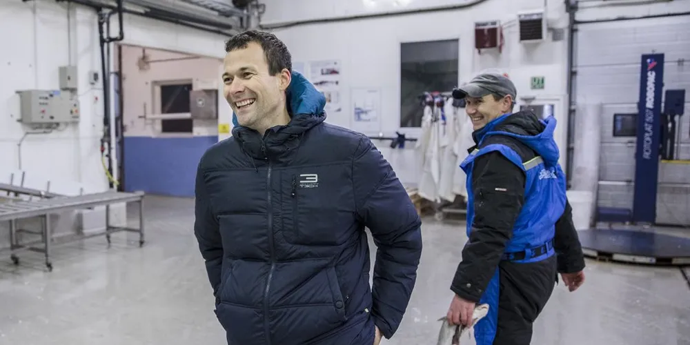 Daglig leder Frank Kristiansen i Båtsfjordbruket (t.v) har gått fra å permittere ansatte i starten på sesongen til full produksjon og overtid. Her sammen med en av de ansatte, Jonny Marthinussen. Arkivfoto: Per Thrana