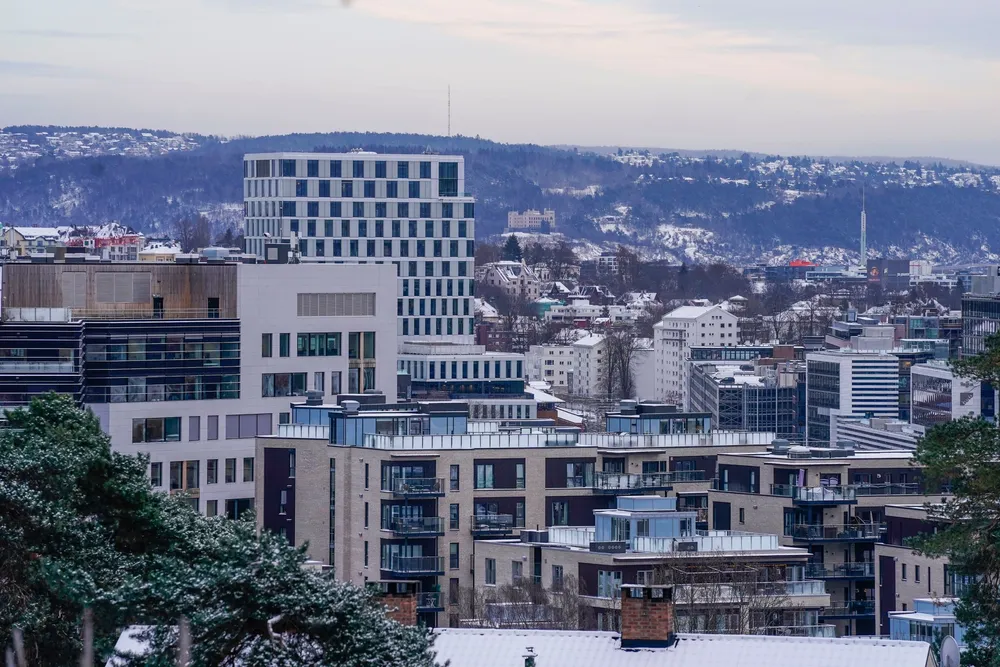 Boligprisene i Norge falt moderat i september og oktober. Både DNB Eiendom og Privatmegleren melder om ny prisnedgang i egne salgstall for november.