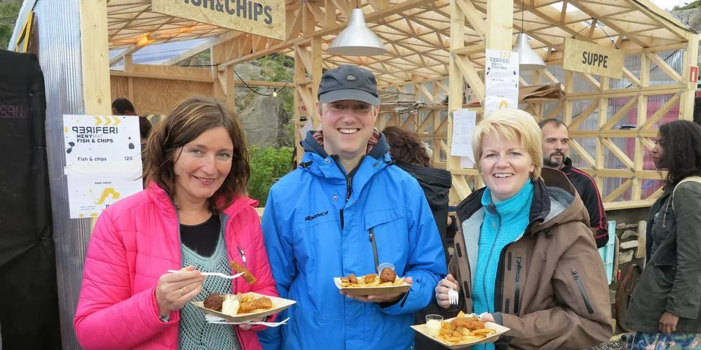 Festivaldeltakerne Kari Merete Nilsen, Morten Higdem og May Bodill Hope likte det de fikk servert på Periferifestivalen. At det kun var fisk å få, var flott, mente de. Foto: Nils Torsvik
