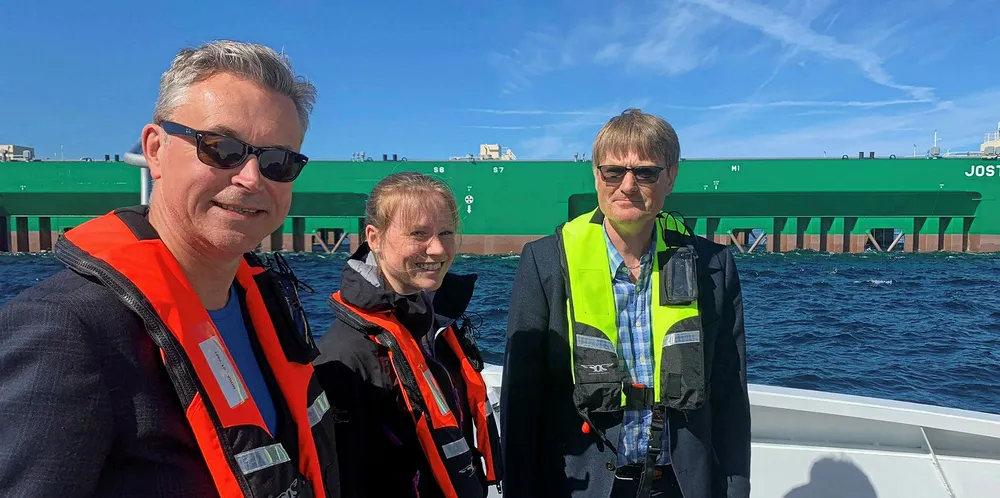 Fiskeri- og sjømatminister Odd Emil Ingebrigtsen besøkte Havfarmen i sommer. Her er han avbildet med tidligere daglig leder i Nordlaks Inge Berg og datteren, Therese Berg.