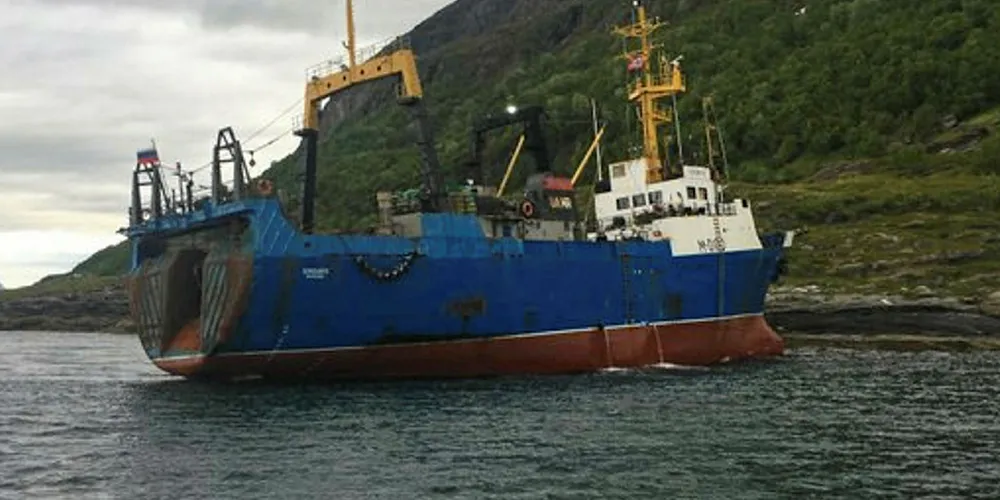 MÅTTE INN SLEPES AV LANDET: Den russiske tråleren «Kokshaysk», som grunnstøtte ved Arnøya i slutten av juni, ble senere fraktet til Tromsø for undersøkelser.