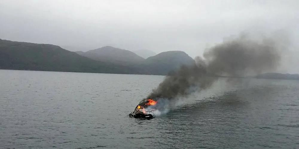BRANN: Sjøfartsdirektoratet har avdekket alvorlig feil på brannutstyr om bord i nesten ny fiskebåt. Utstyret ville ikke virket under en brann. Her båtbrann i Nordreisa i 2015. Foto: Stein-Egil Lorentsen/Redningsselskapet