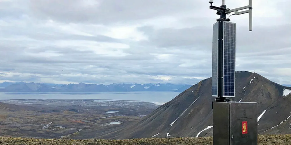 AKTUELLE: de to mest aktuelle teknologiene for posisjonssporing i fiskeflåten er VMS (Vessel Monitoring System) og AIS. Bildet er av Kystverkets solcelle- og vinddrevet AIS-basestasjon på øya Prins Karls Forland vest for Spitsbergen.
