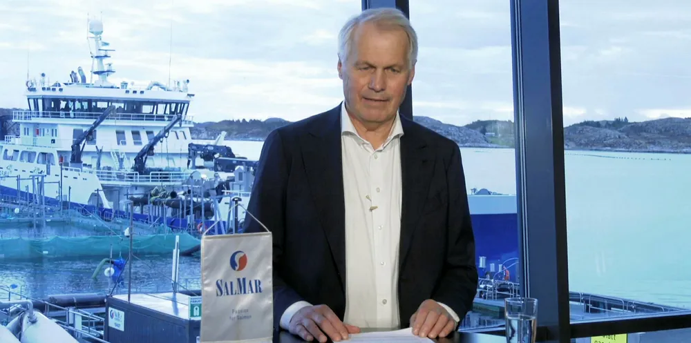 Konsernsjef Gustav Witzøe presenterer tirsdag resultatet for førstekvartal fra hovedkontoret på Frøya - med brønnbåt og ventemerd i bakgrunnen