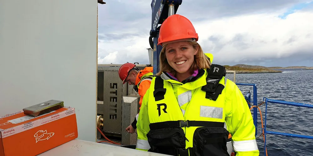 Her er veterinær Anniken Mork ute på en av SinkabergHansens lokaliteter på helsebesøk.