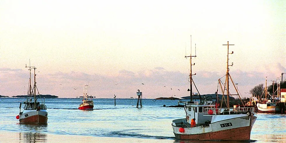 En fisker i Lofoten er avkrevet om lag 400.000 kroner som heftet ved fiskebåten han kjøpte. Selgeren hadde gjort opp lott til mannskapet og trukket dem for skatt, men skattepengene kom ikke kemneren i hende. Nå rettes kravet mot kjøperen, som kan risikere at båten blir tvangssolgt dersom han ikke be