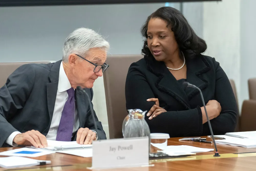 Lisa Cook, medlem av Federal Reserve Board, i dialog med Fed-sjef Jerome Powell. President Trump har sparket Cook. Det er første gang i USAs historie at en Fed-guvernør er fjernet av en president.