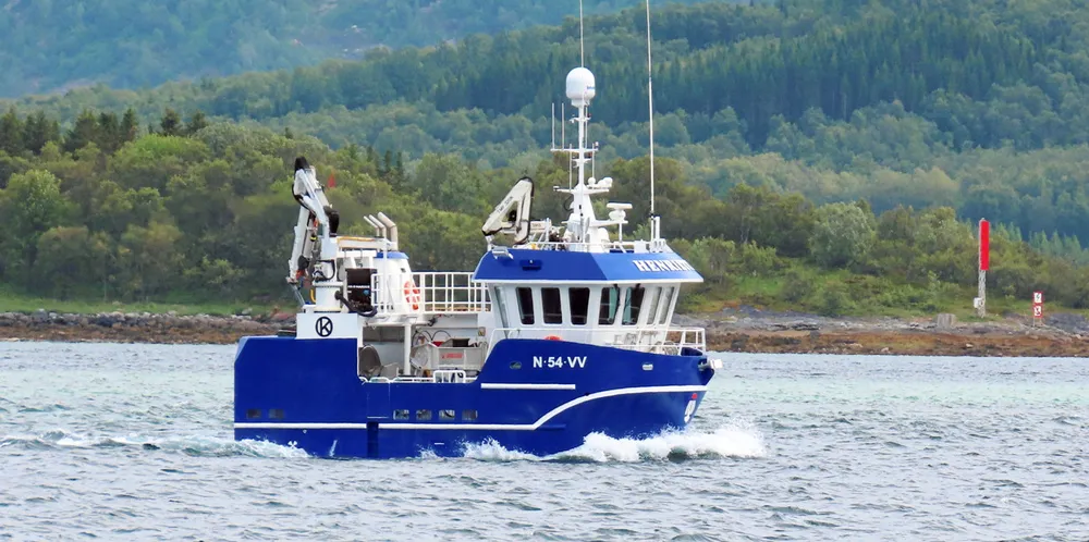 Her bærer det sørover Tjeldsundet i 9,7 knops fart for «Henriette» på vei hjem til Lofoten. Akkurat her spiller nok også andre faktorer enn hovedmotor og skrogutforming en rolle, men byggeverftet er overrasket over snurrevadsjarkens fartsegenskaper.