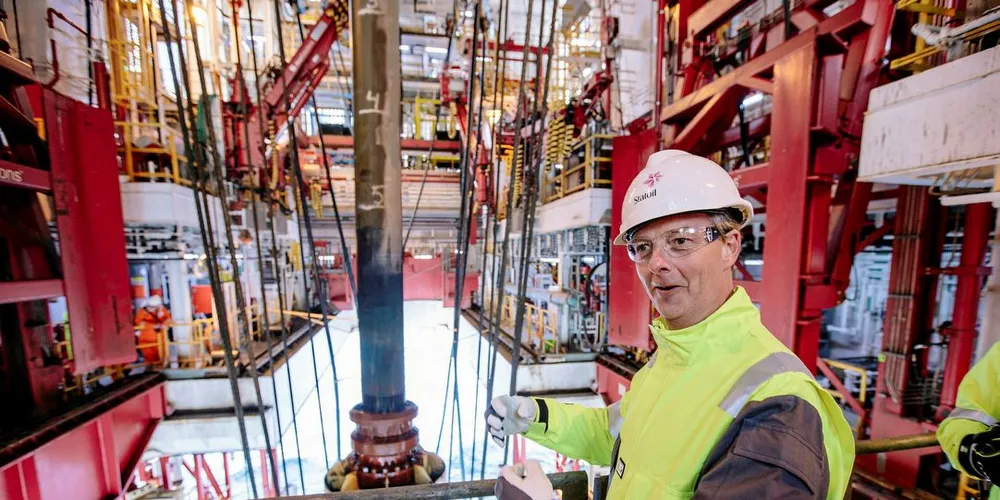Olje- og energiminister Terje Søviknes (Frp) på Songa Enabler på Snøhvit-feltet.Foto: Marius Fiskum
