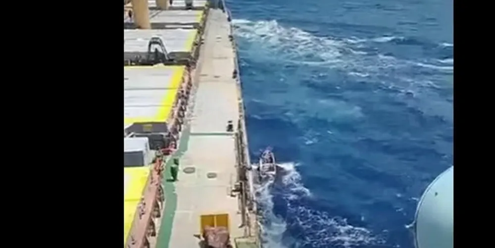 Pirates try to board the bulker Abdullah.