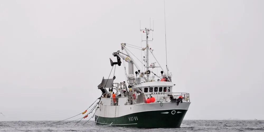 Vestvågøy-registrerte «Fiskøy» er en av snurrevadbåtene som har vært i aktivitet på Lofothavet de siste dagene. Onsdag tok de en pause i fisket etter at Fiskeridirektoratet varslet håndheving av havressurslovens paragraf 26. Foto: Frode Adolfsen