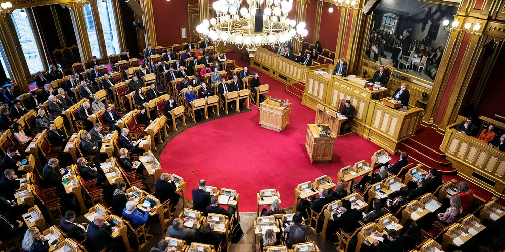 I morgen skal Stortinget vedta revidert nasjonalbudsjett som i år får betydning for kystkommunene og laksenæringen.
