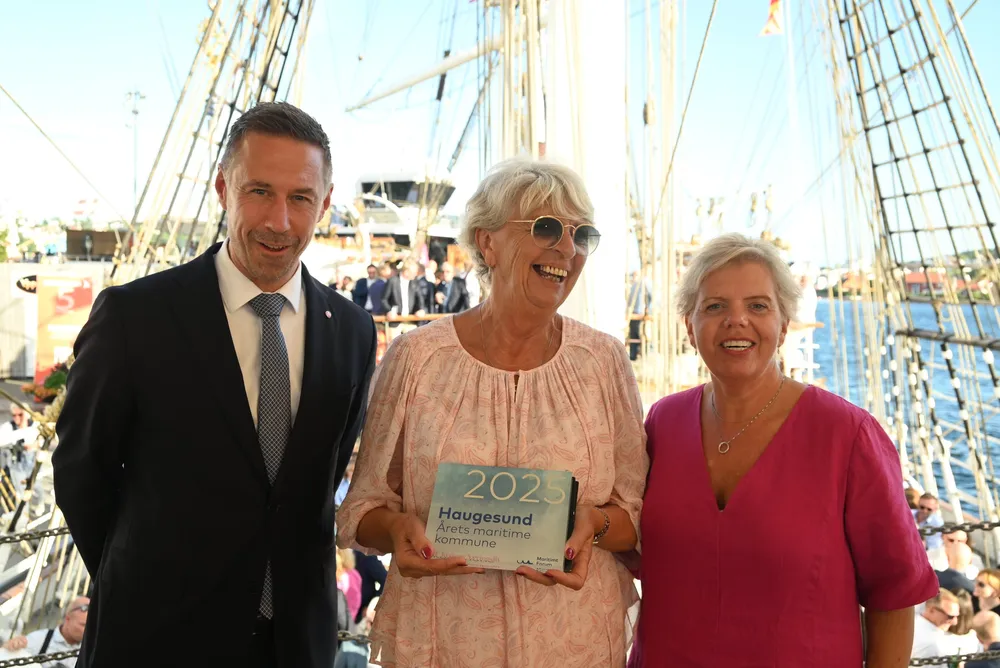 Statssekretær Even Sagebakken, varaordfører Gunn Margot Bendiksen og leder i Maritimt Forum, Fride Solbakken.