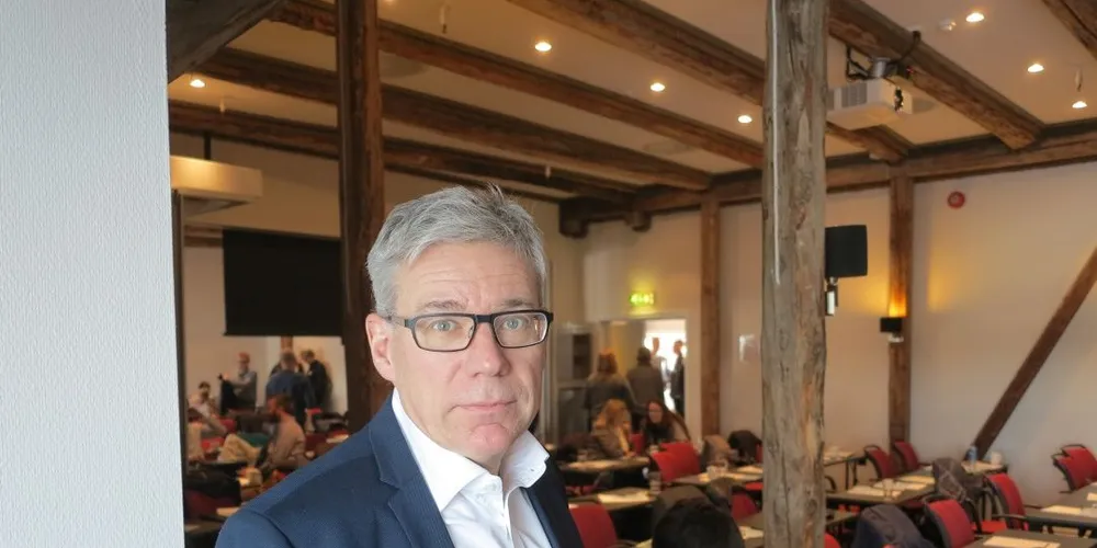 Avdelingsdirektør Yngve Torgersen i Nærings- og fiskeridepartementet opplyser om trafikklyssystemet som skal innføres. Foto: Nils Torsvik