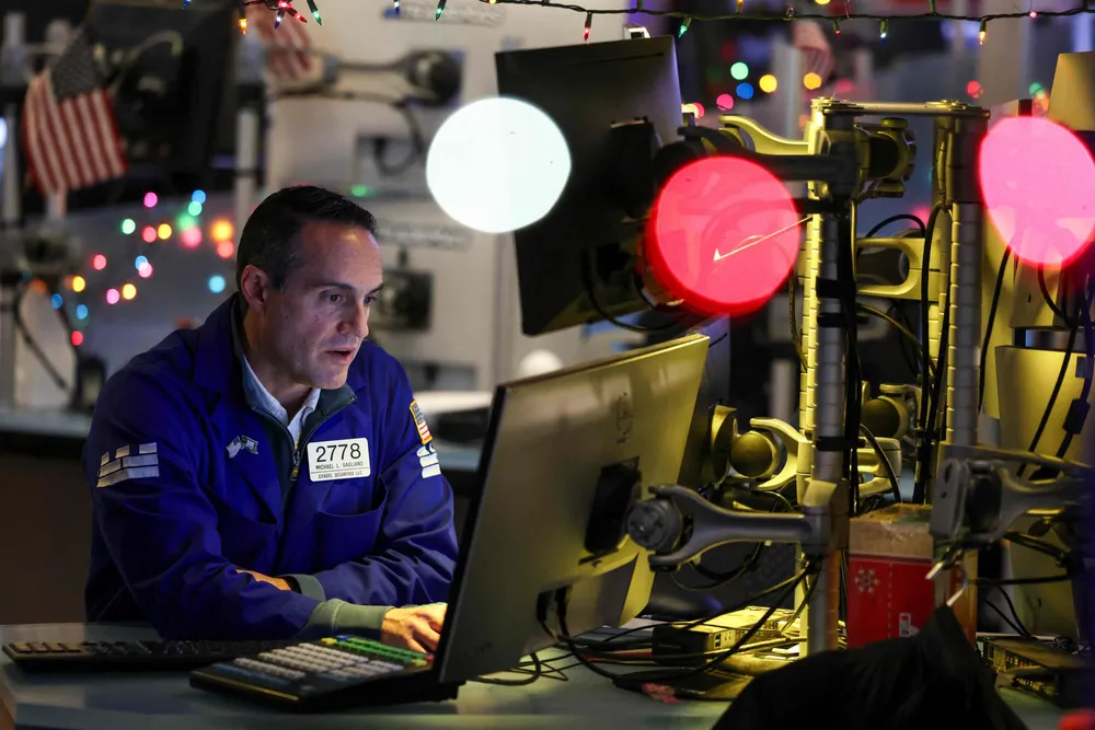 En aksjemegler på New York Stock Exchange (NYSE) 5. desember 2025 i New York.