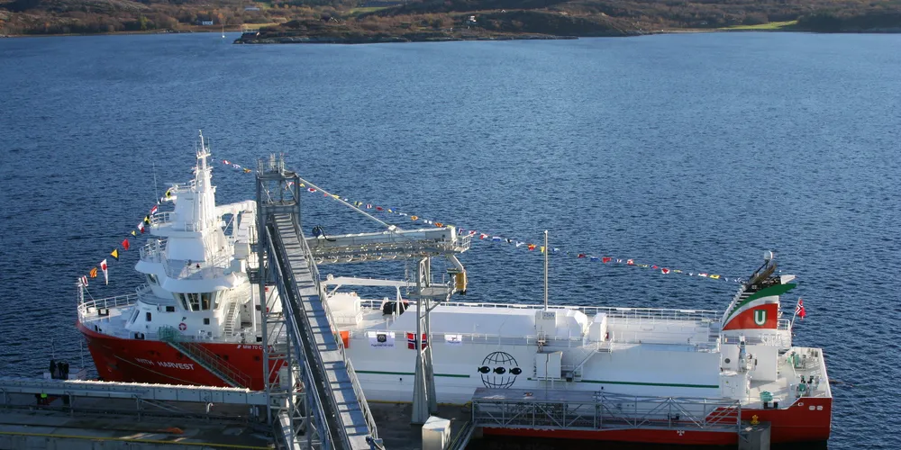 Fôrbåten With Harvest kan laste 3.000 tonn laksefôr og går for Marine Harvest langs norskekysten med fôr frå Bjugn.
