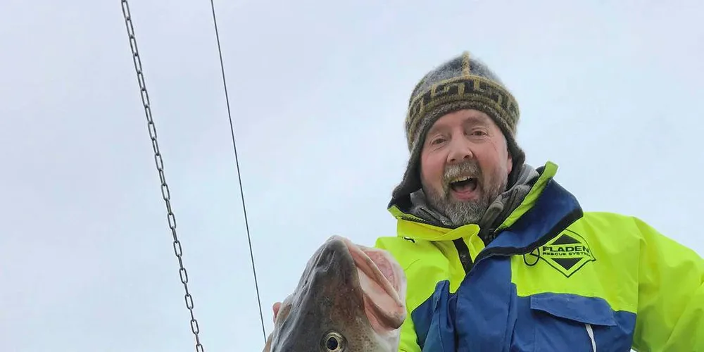 OPPLEVING: Det er opplevinga ein turist kan ha av å dra ein rugg opp av havet, eller opplevinga av naturen i Lofoten, som bør vere det viktige. Ikkje eit matauk.Foto: Privat