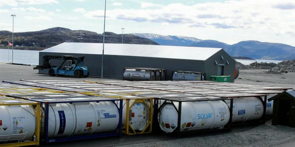 PÅ HØRING: Nytt regelverk om utslipp av avlusningsmidler er sendt på høring. Her er hydrogenperoksid på lager. Foto: Anders Furuset