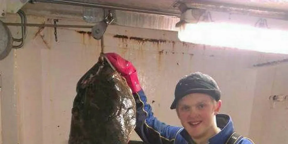 VENTER: Marcus Rostad har fått rekrutteringskvote og venter spent på at klagefristen går ut. Bildet er tatt på linefiske for noen år siden. – Jeg har drømt om egen båt og å styre meg selv og vite at det jeg får, det går til meg, sier Rostad.