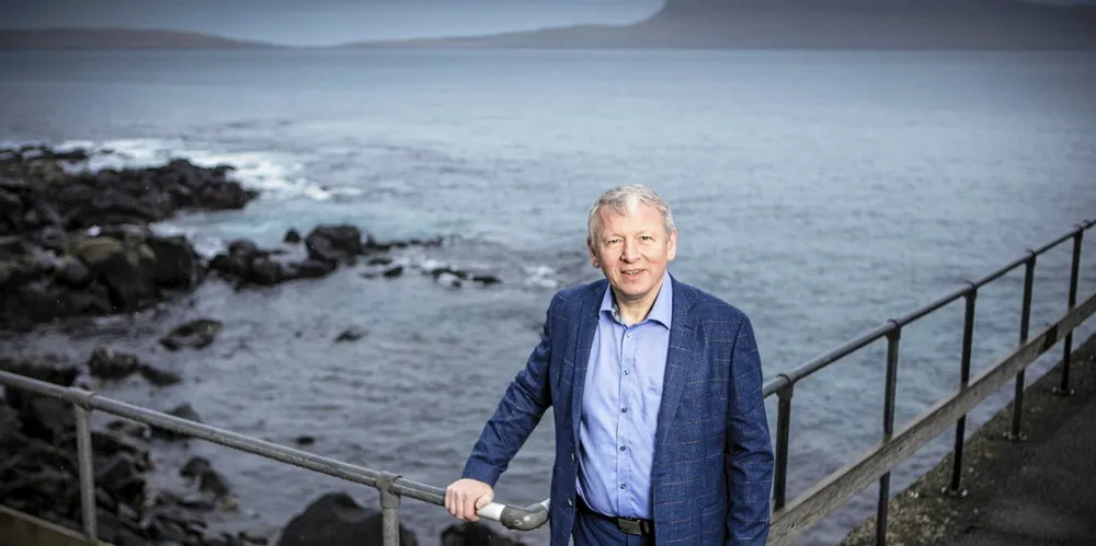 Árni Skaale, den færøyske fiskeriministeren, har travle dager med fiskeriavtaler, forhandlinger og valg.