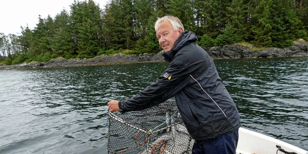 FØRSTE TEINE: Kjell Ågotnes setter den første teinen ved Lyngholmen i årets hummerfiske 2017.