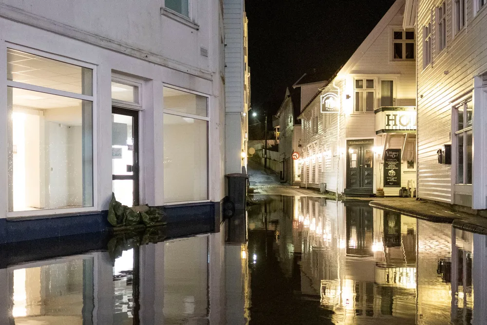 Den fornuftige borger her i Mandal bygget ikke kjeller, skriver Janne Haaland Matlary. I januar 2020 var det ekstremværet Didrik (bildet) som satte gatene i Mandal under vann.