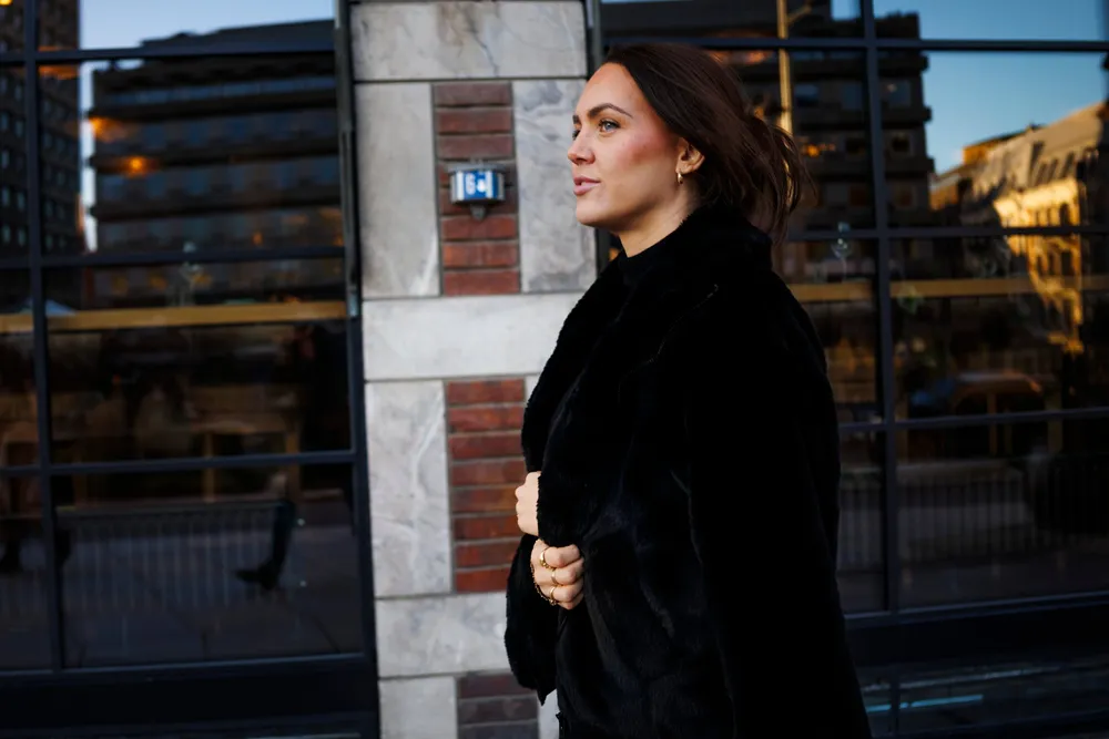 – Mange unge advokatfullmektiger tør ikke si ifra fordi karrieren deres står på spill. I praksis er det ingen reell valgfrihet når du vet at «å stå på» er forventet for å overleve i bransjen, mener advokat Belinda Boothby.