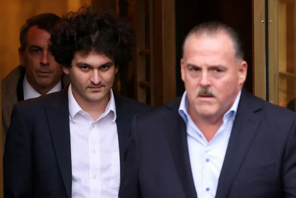 Den fallerte kryptotoppen Sam Bankman-Fried på vei ut av en rettssal i New York.