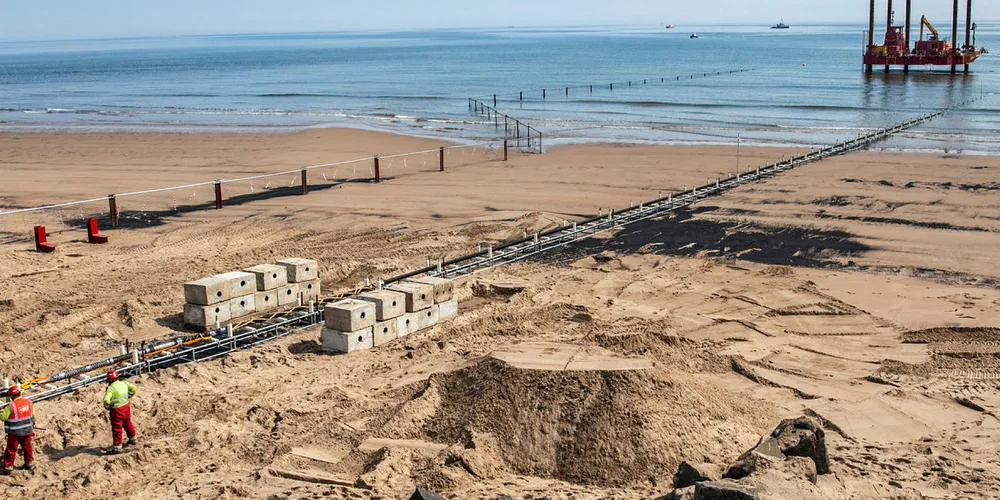 God start: Alt gikk som planlagt da North Sea Link ble dratt i land i Blyth i England 7. mai.