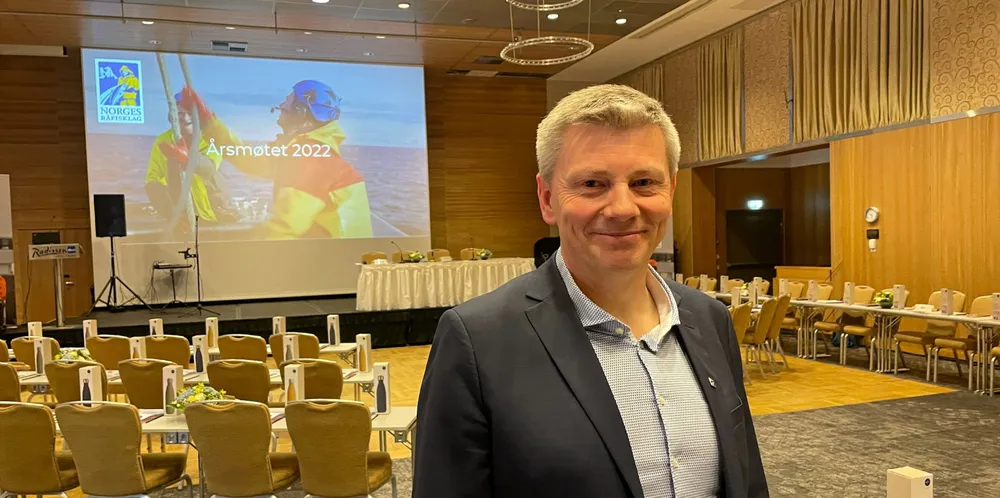 Styreleder i Norges Råfisklag, Rolf Guttorm Kristoffersen, gir to millioner kroner til Ukraina på vegne av nordnorske fiskere.