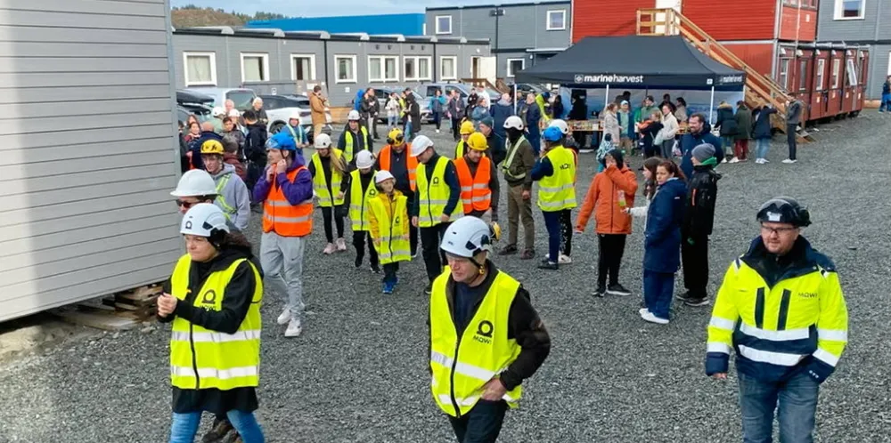 Ansatte ved Mowi Ulvan og deres familier fikk omvisning på sin fremtidige arbeidsplass på Jøsnøya i fjor høst.
