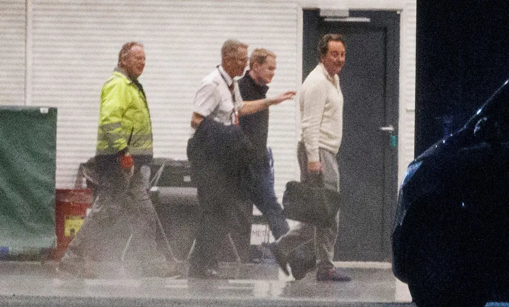 Akers privatjet manøvrerte rett inn i hangaren i det Kjell Inge Røkke kom med fly fra Doha mandag kveld. Torsdag inntar han vitneboksen i Oslo tingrett.