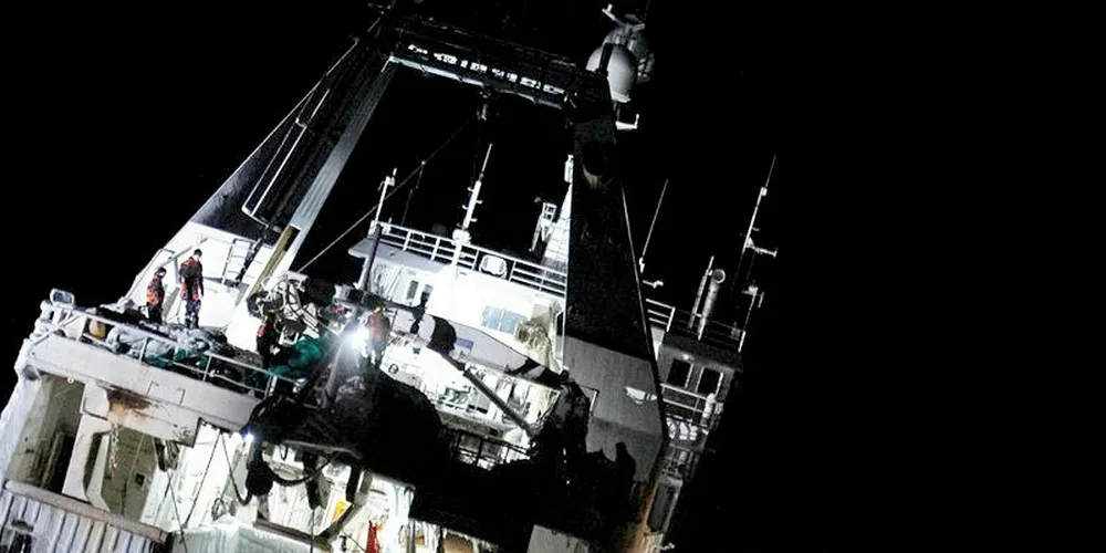 Tømming: Northguider under tømmingen av diesel om bord, i tillegg til smøroljer og hydraulikkolje.