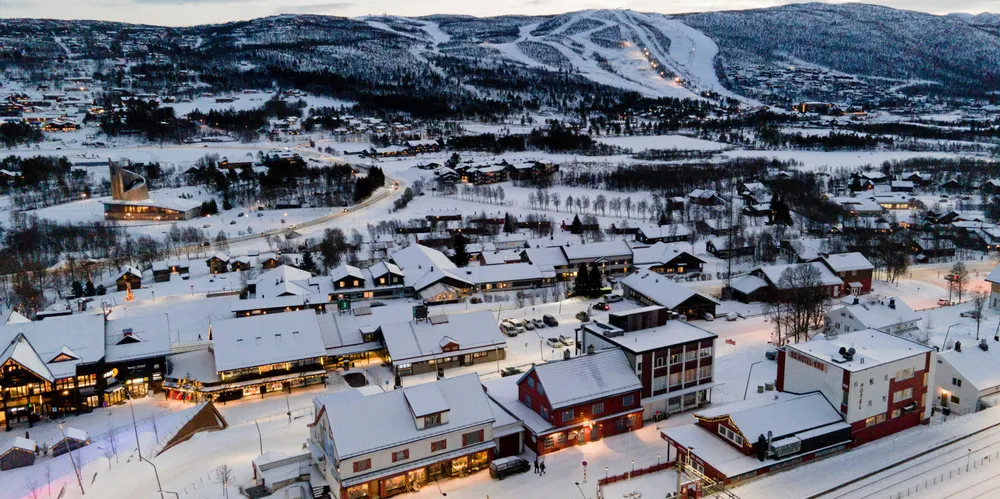 Hol er en av Norges største hyttekommmuner. Nettopp hytteeierne kan få fastprisavtale til 70 øre/kWh, hvis politikerne får det som de vil. Administrasjonen advarer mot risiko for enorme tap.