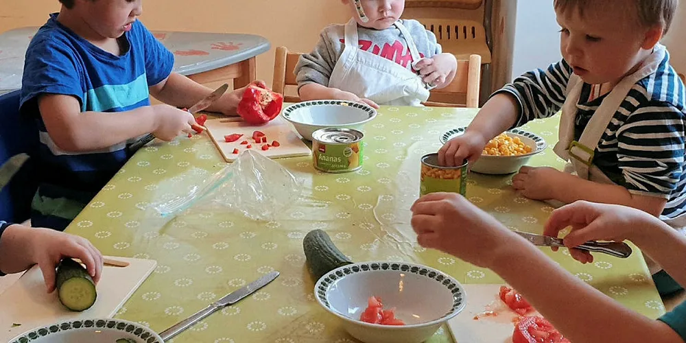 IVRIGE: Selv om mange barn i Nord-Norge ikke får i seg anbefalt fiskemengde, er det noen som virkelig digger fisk. Denne gjengen i Nordnesøy barnehage i Nordland har faktisk fast fiskedag i barnehagen sin, og alle er med når maten skal lages. Her er de i gang med fisketacos.
