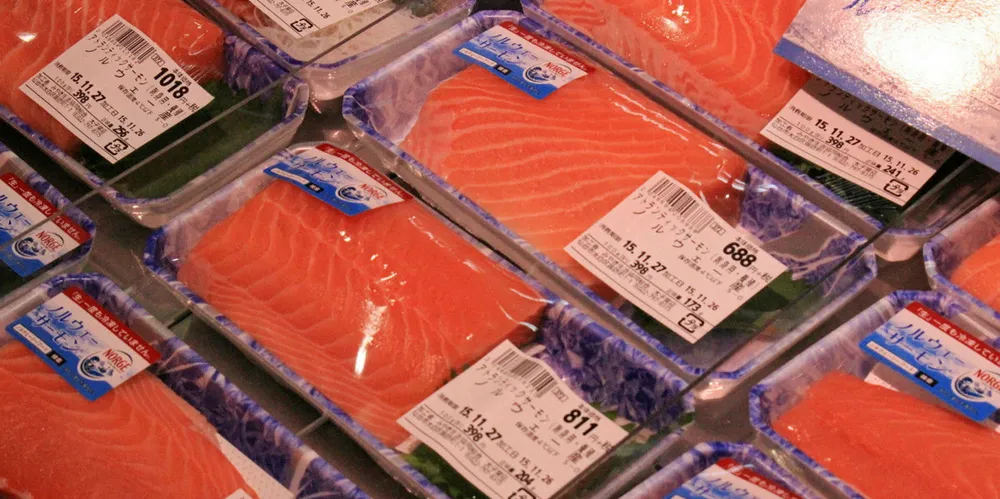 Fiskedisk i en japansk dagligvarebutikk i byen Sendai. Produktene er merket med norsk opphav.