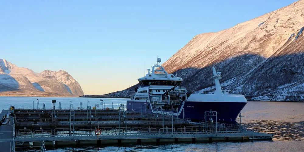 TIDLIG UTE: Arnøy Laks as har vært tidlig ute og har sammen med våre naboer utviklet en god sonestruktur som har redusert lusepåslagene og videre gitt reduserte behov for avlusing av fisk, skriver Håvard Høgstad, daglig leder i Arnøy Laks as i dette leserbrevet. Her er Rio Arctic i arbeid hos Arnøy Laks.Foto: Jørn Mikael Hagen