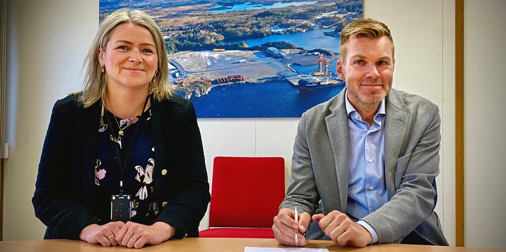 Her signeres intensjonsavtalen av daglig leder Tiril Fjeld i Haugaland Næringspark (til v) og administrerende direktør i Endra, Kristian Gautesen.