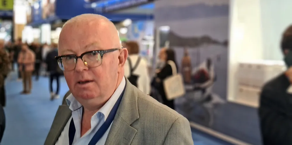 Lakseoppdretter Gerhard Alsaker uttalte i vår at han må stå opp tidlig på morgenen for å bruke opp pengene han tjener på laksen. Dette umusikalske utspillet har ikke hjulpet oppdretterne i kampen mot mer skatt. Heller tvert imot, mener Fiskeribladet.