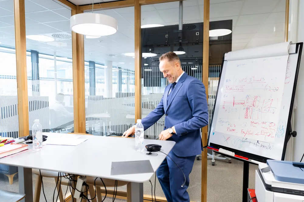 Konsernsjef Jan Erik Kjerpeseth i Sparebanken Norge har tatt over et telefonrom på hovedkontoret i Bergen sentrum og bruker det som kontor. På bordet ligger også ledelsesboken «Good to Great» for inspirasjon og drahjelp.