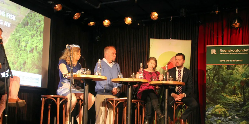 Debatt om soya. F.v. Heidi Lundeberg i Framtiden i våre hender, Trygve Berg Lea i Skretting og politikerne Une Aina Bastholm (MDG) og Geir Pollestad (Sp)